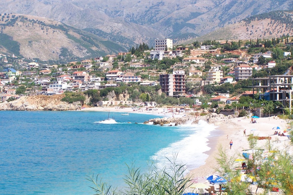 Smokkelaars gebruiken een speedboot of jacht om cannabis uit Albanië naar de Adriatische kust van Italië te smokkelen 