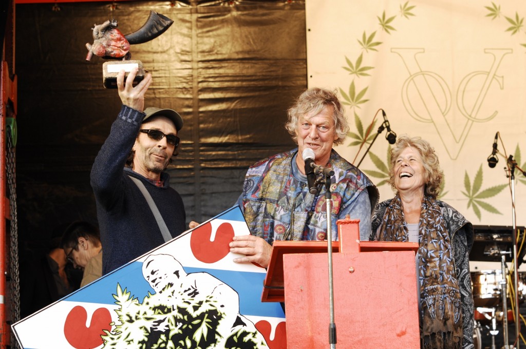 De principiële wietkweker Doede de Jong krijgt de welverdiende Koos Zwart Award! [foto: Gonzo Media]