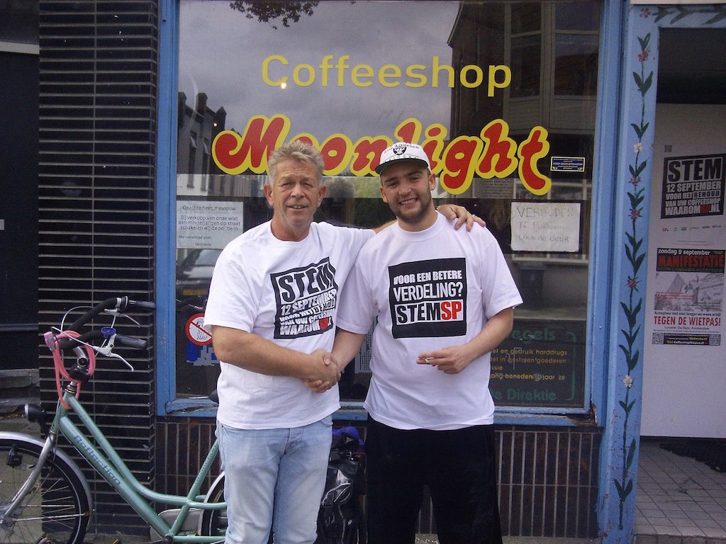 Coffeeshop Moonlight in Zaandam is een nette shop die zich netjes aan de regels van het gedoogbeleid houdt. Op de foto staat de Haarlemse coffeeshophouder Nol van Schaik met een medewerker van Moonlight [foto: coffeeshopnieuws.nl]