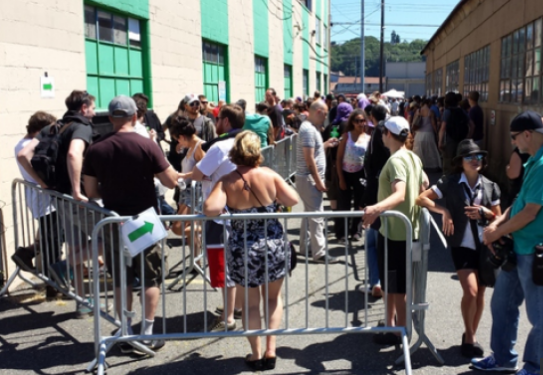 De rij voor de deur van Cannabis City in Seattle, toen de verkoop begon