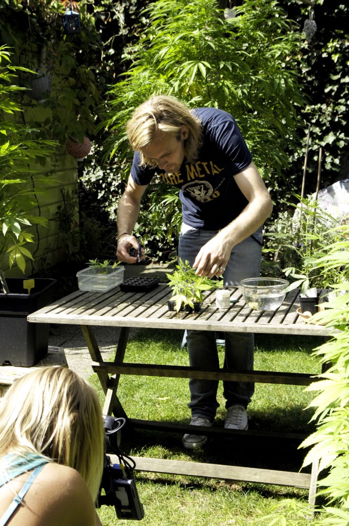 Tim Hofman van BNN's Spuiten & Slikken maakt stekjes in de tuin van VOC's Derrick Bergman