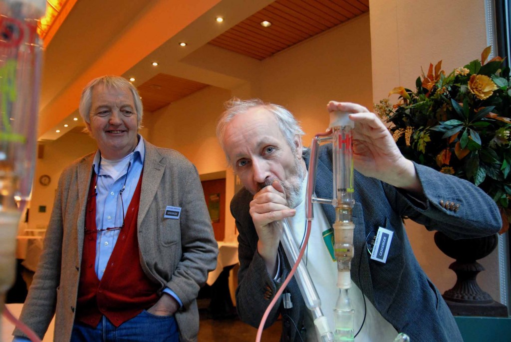 Henk Poncin kijkt naar Evert de Verdamper tijdens Cannabis Tribunaal 2008
