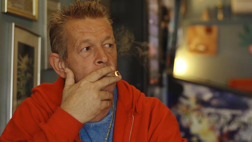 Coffeeshophouder en cannabisactivist Nol van Schaik heeft geen goed woord over voor het beleid van de Nederlandse overheid in de laatste 20 jaar