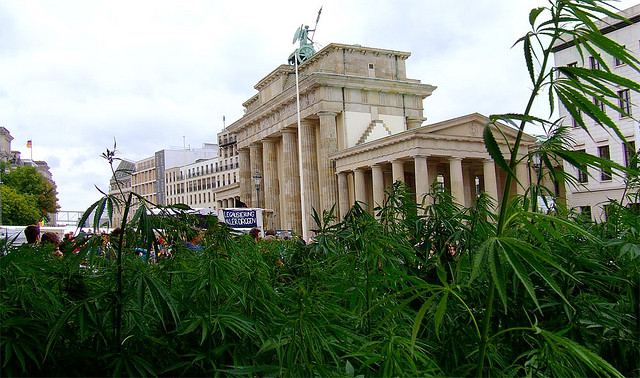 Ook in Duitsland wordt al jarenlang gedemonstreerd voor legalisering van cannabis, zoals hier in 2006 (!) in hoofdstad Berlijn: de fameuze Hanfparade