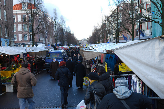 De altijd gezellige Dappermarkt in Amsterdam-Oost [foto: Kevin Gessner/Flickr]