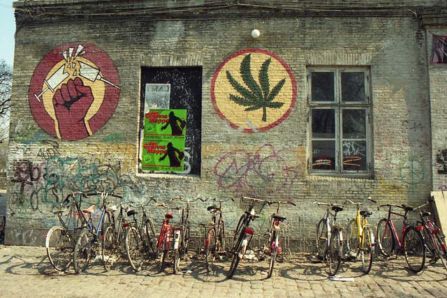 Tot nu toe was de vrijstaat Christiania in hoofdstad Kopenhagen de enige plek in Denemarken waar ze een beetje normaal doen over wiet [foto: Hunter Desportes/Flickr]