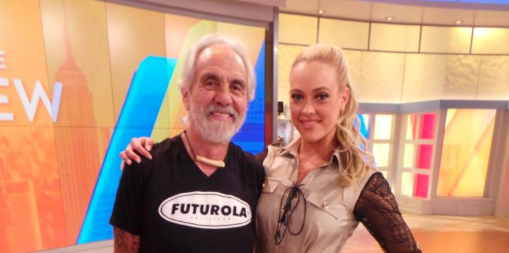 Afgelopen maandag pas, tijdens de halve finale, vloog Tommy Chong uit 'Dancing With The Stars'. In de populaire tv-show Good Morning America de volgende morgen droeg hij trots dit Futurola T-shirt!