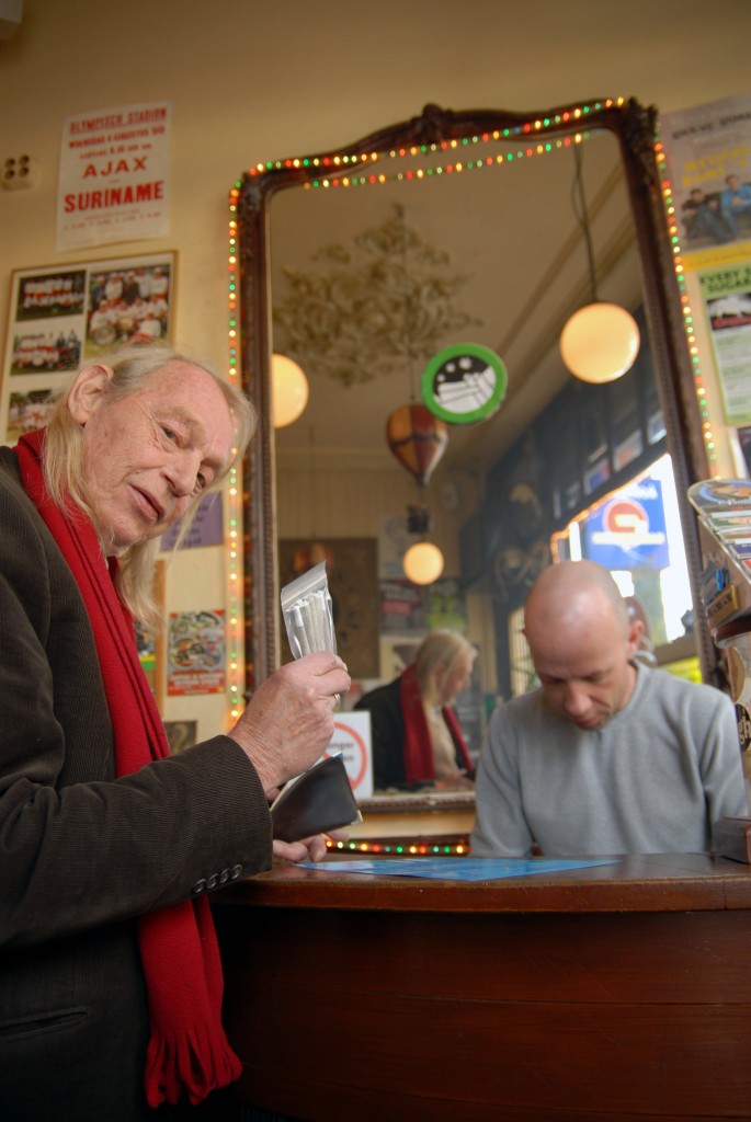 Simon Vinkenoog (77) koopt voorgedraaide joints in zijn vaste  koffieshop Het Ballonnetje in Amsterdam.