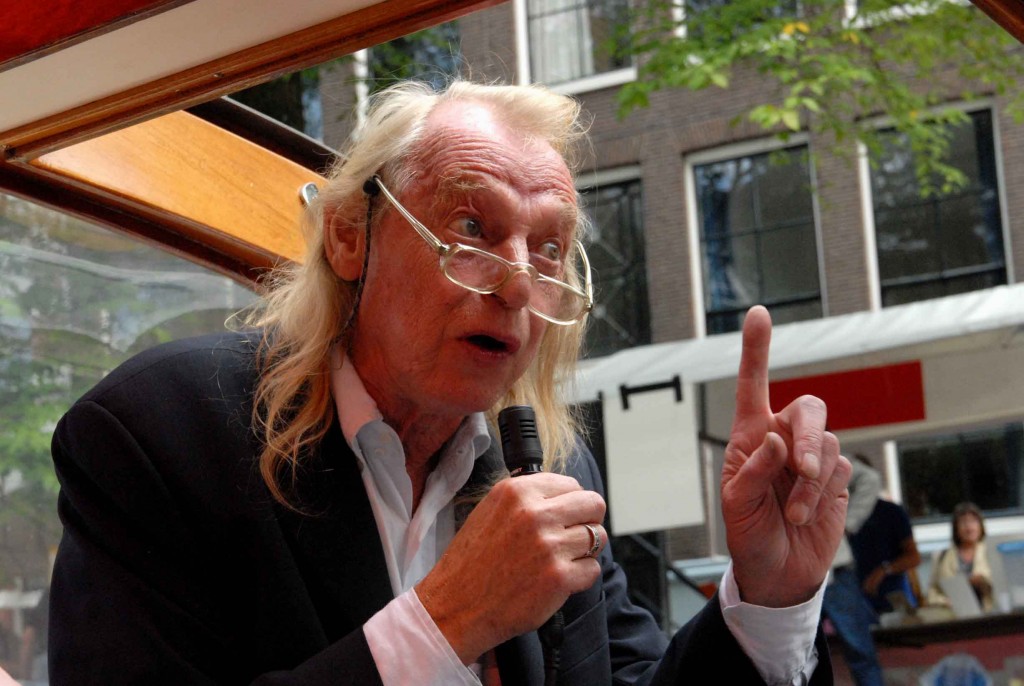 Simon Vinkenoog (78) houdt zijn traditionele literaire rondvaart tijdens de Amsterdamse Uit-markt, 26 augustus 2006