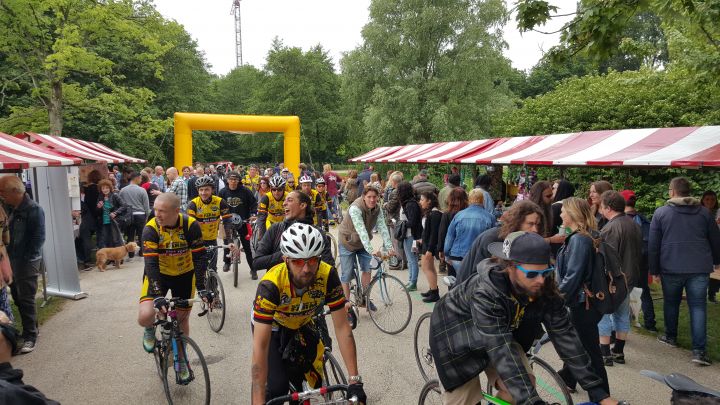 De dappere wielrenners van de Medical Cannabis Bike Tour finishten ook op deze editie, met als beloning een dikke vette toeter voor iedereen!