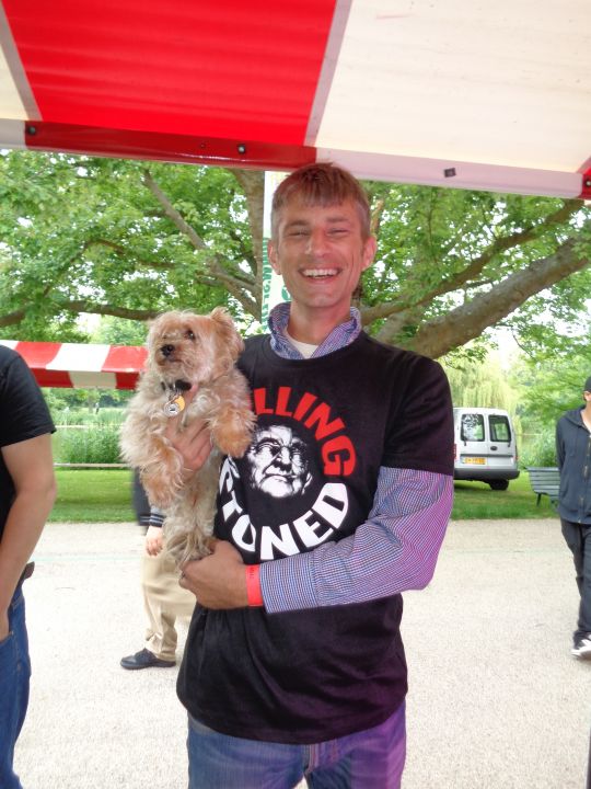 Nog een RollingStoned columnist: voorzitter Michel Degens van de Mambo Social Club uit Hasselt (B), met in zijn armen het hondje... Mambo