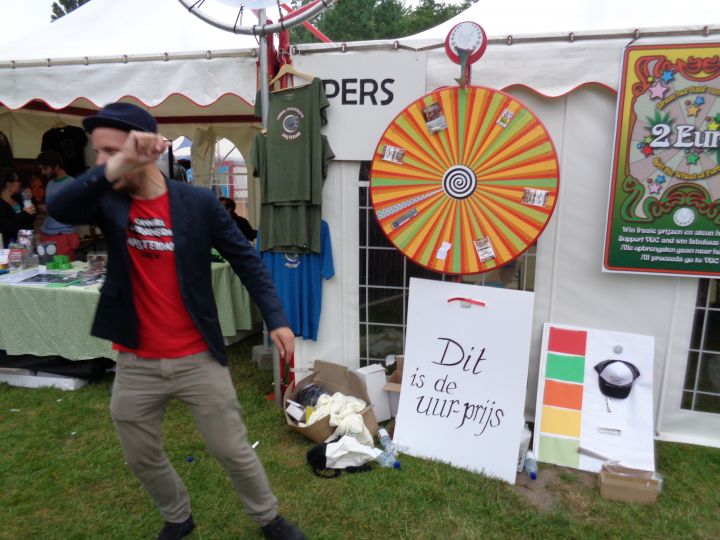 Bij de kraam van het VOC kon je de goede zaak steunen door voor 2 euro aan een Rad van Fortuin te draaien. De presentator van dienst had er zelf niet veel vertrouwen in zo te zien...