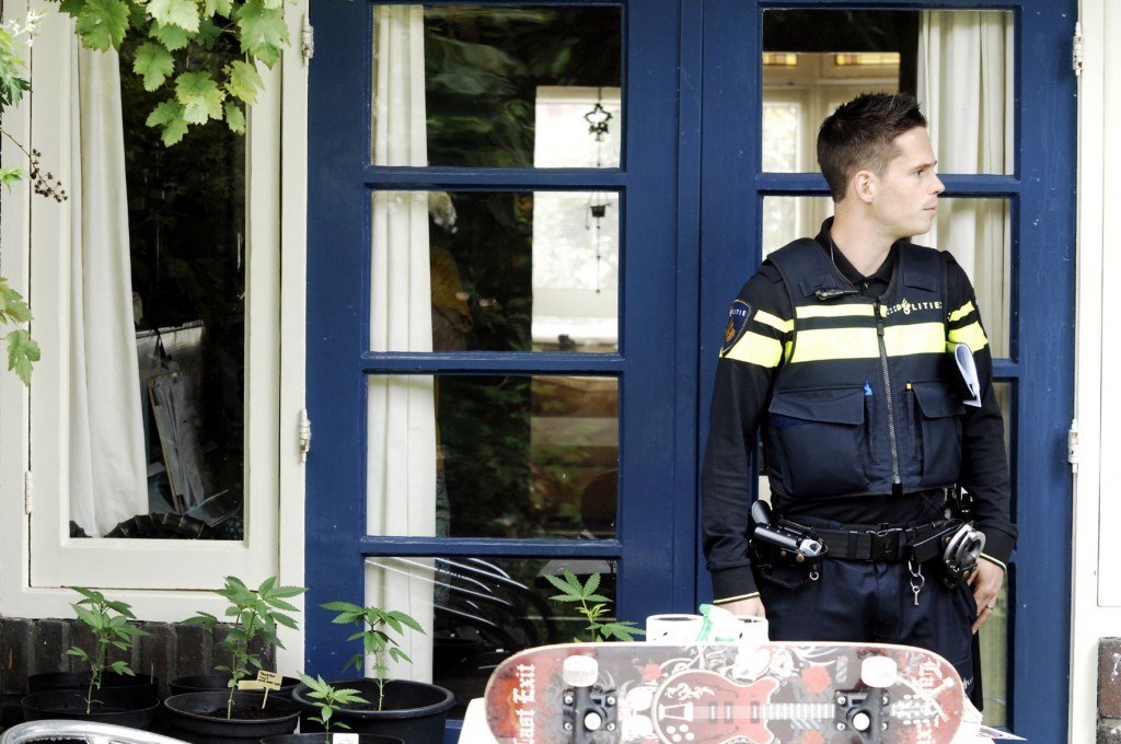 Politie-inval-VOC-01-06-2015_4214-1024x680