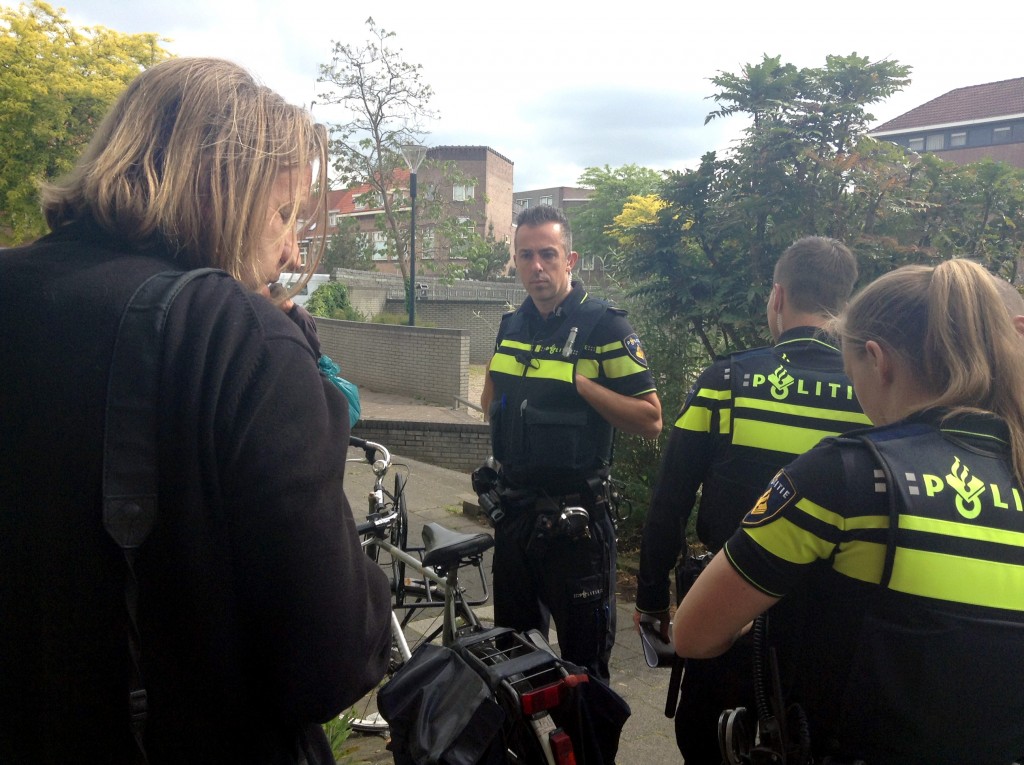 Politie-inval-VOC-01-06-2015_Derrick_in_gesprek_met_agenten_0266