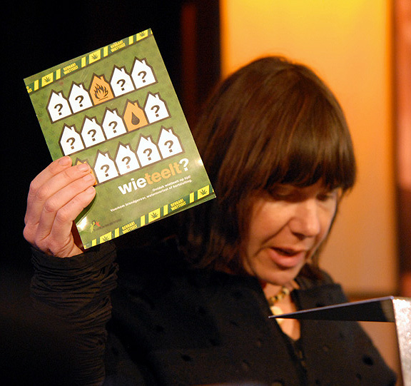 Onderzoeker Nicole Maalsté tijdens Cannabis Tribunaal 2010, met haar eerdere boek over wiet in 2010 [foto: Derrick Bergman]