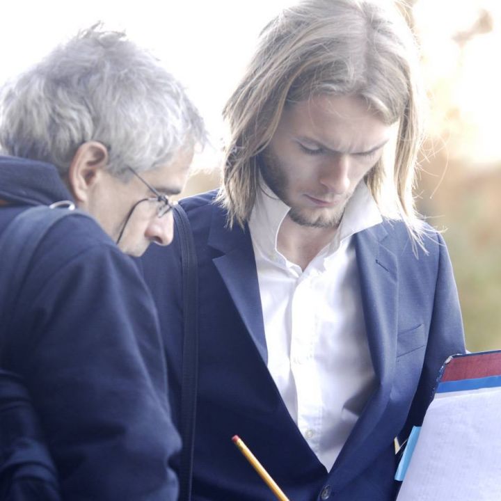 Foto met joep buiten bij rechtbank Hasselt Mambo