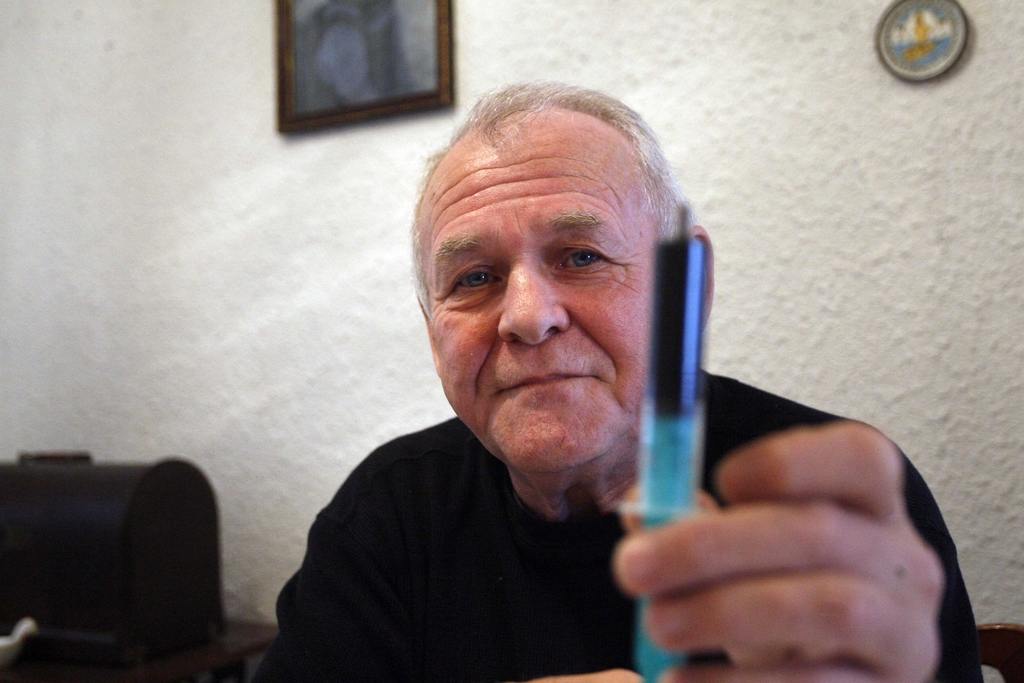 Rick Simpson met een spuit wietolie (RSO)