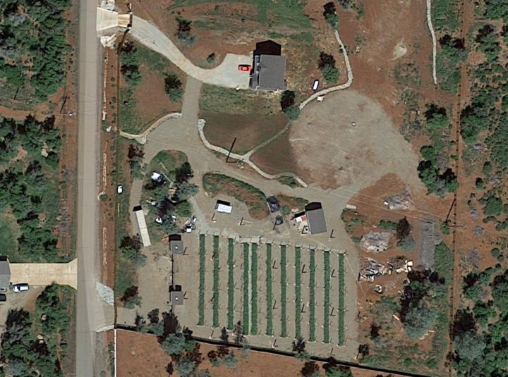 Van bovenaf zijn de buitenplanten van de kwekerij goed te zien. Foto: Google maps