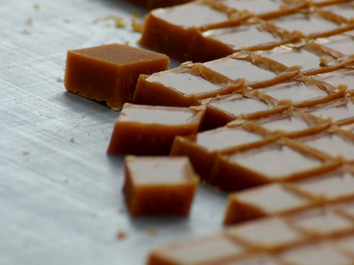 Na het afkoelen kun je de karamel in handige blokjes snijden. Foto: Nathalie Dulex, Shutterstock.com