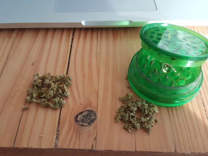 Maal wiet met een grinder en niet met de hand.