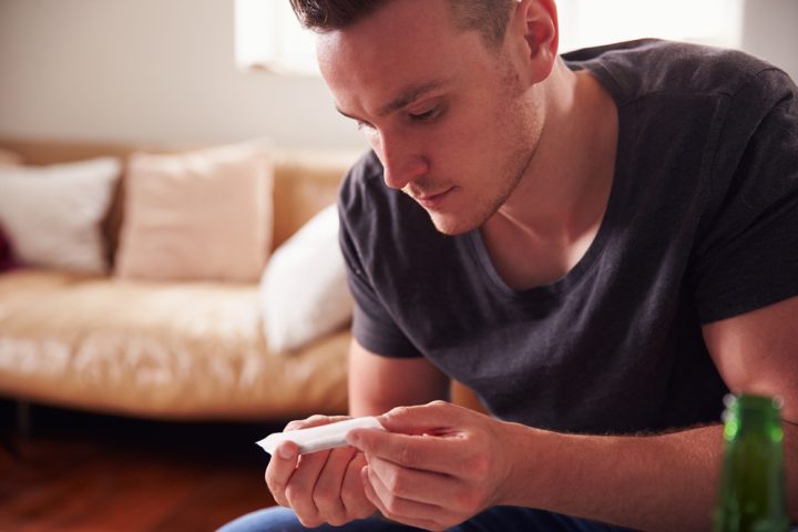 Rustig aan wint de wedstrijd. Neem je tijd om een joint te draaien. Foto: Monkey Business Images, Shutterstock