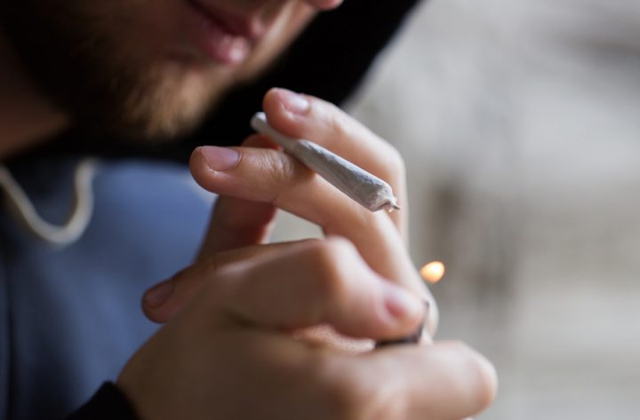 Zuig niet aan een joint bij het aansteken, het is geen sigaret! Foto: Syda Productions, Shutterstock