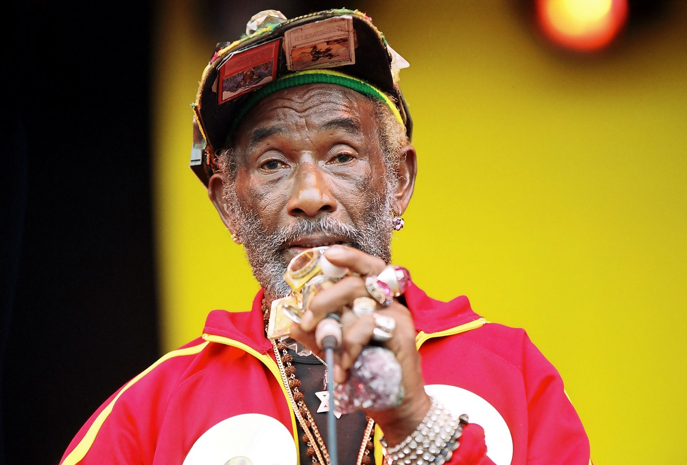 Kersverse CNNBS column van @vocnederland voorzitter Derrick Bergman: RIP Lee Scratch Perry, de laatste reggae legende "20 jaar geleden interviewde ik Scratch in een kleedkamer van de @melkweg, waar hij het brandalarm deed afgaan met duimdikke hasj joints" .
