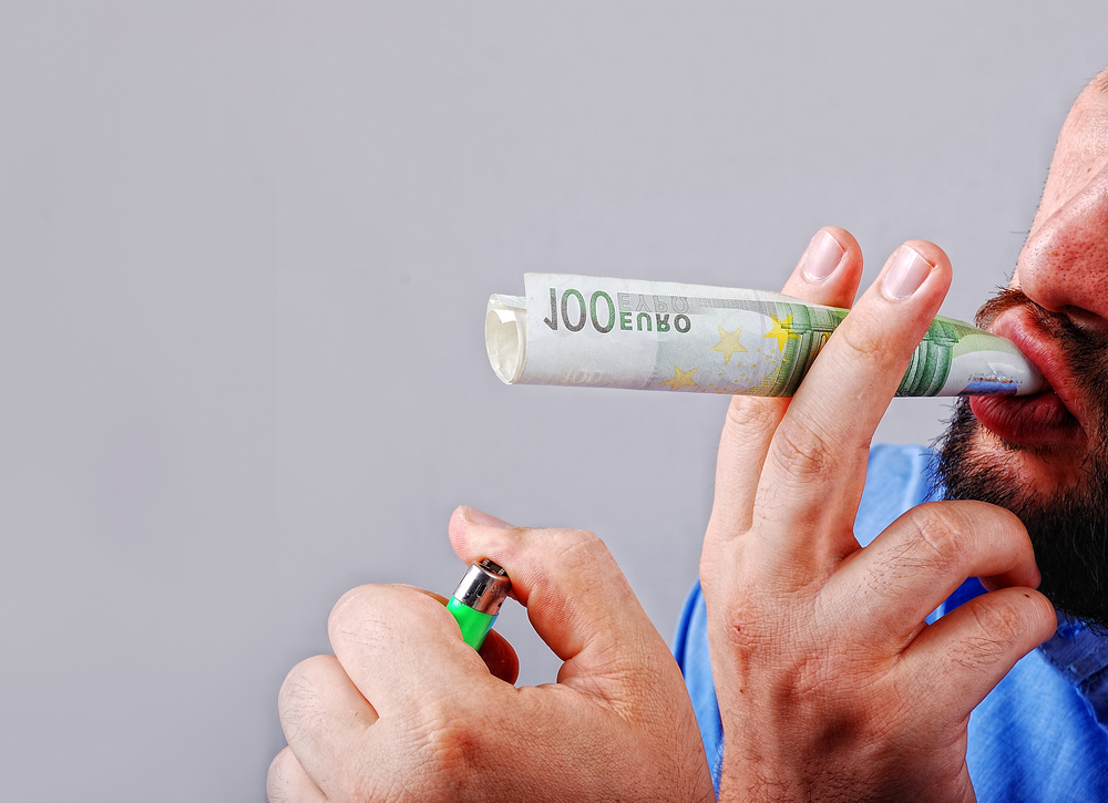 Knaken • Dit kost levenslang wiet roken, vapen of sigaretten paffen CNNBS.nl Knaken • Dit kost levenslang wiet roken, vapen of sigaretten paffen CNNBS.nl