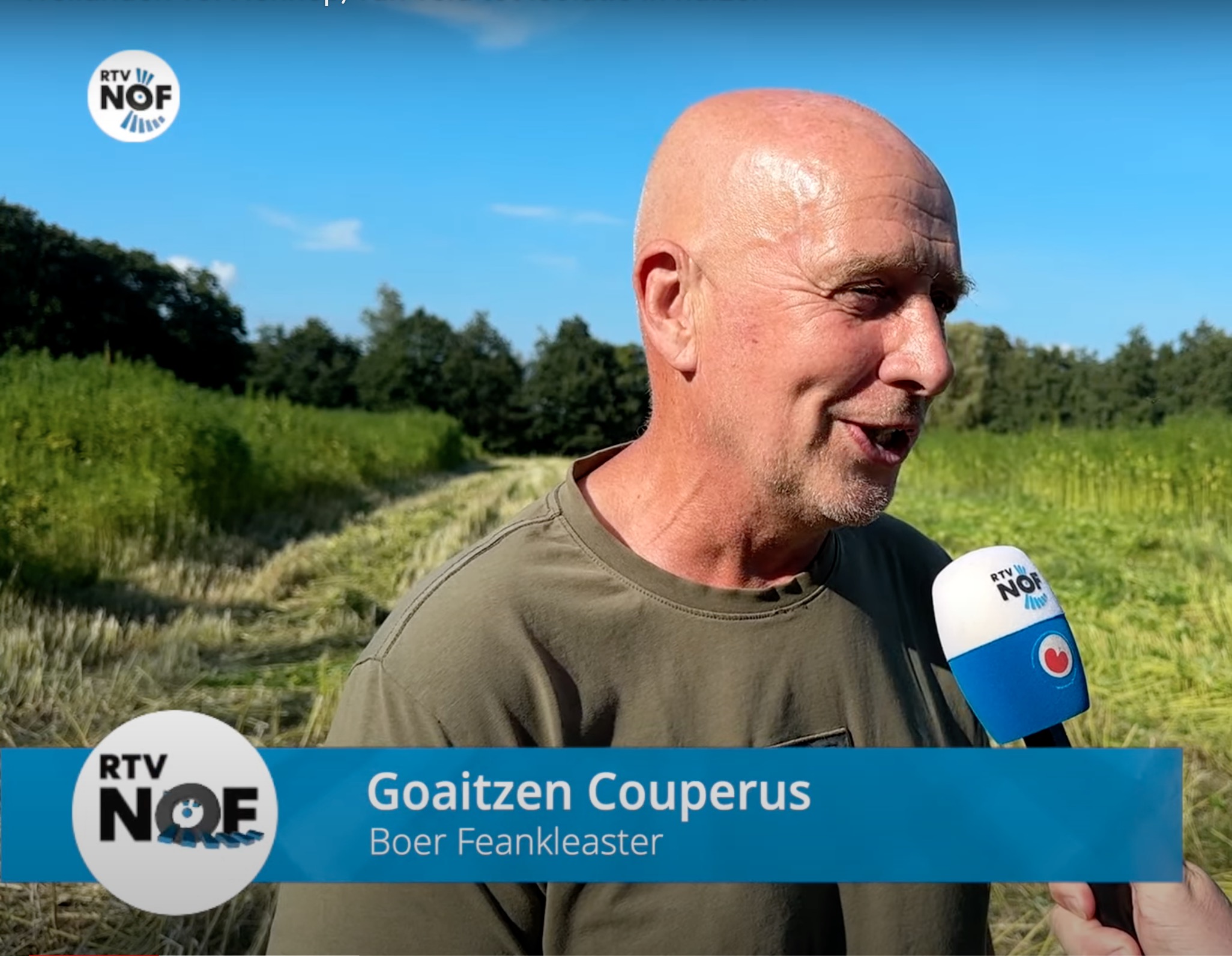 Friese boer Goaitzen Couperus laat zijn hennepvelden zien