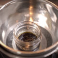 Kijk, zo maak je medicinale FECO <i>(Full Extract Cannabis Oil)</i> wietolie