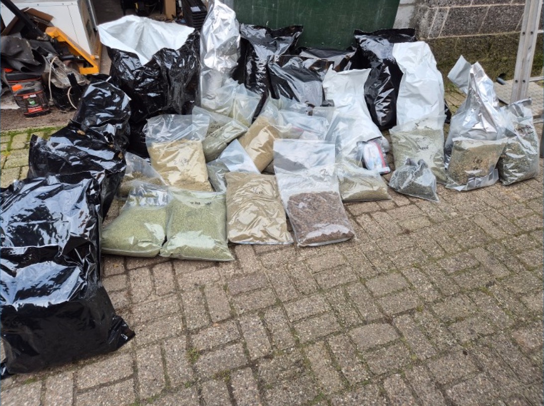 Kijk wat deze boer in Hilversum verstopte op zijn erf ??