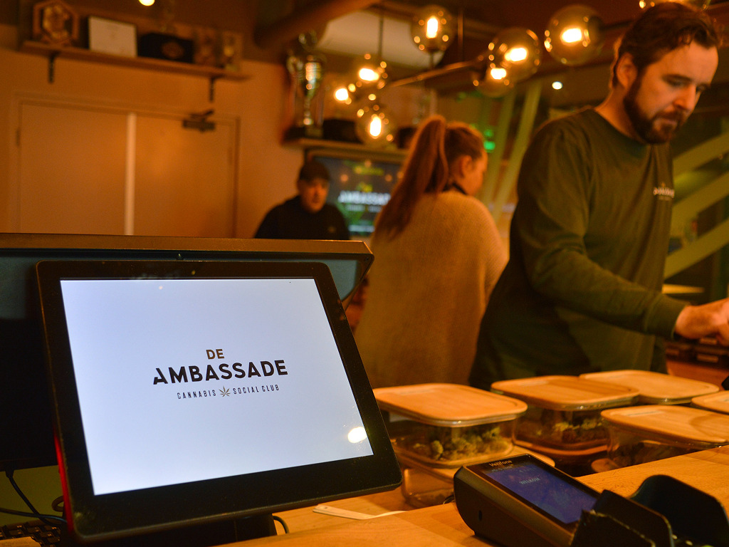 Coffeeshop De Ambassade in Zwijndrecht: eerste Cannabis Social Club van Nederland