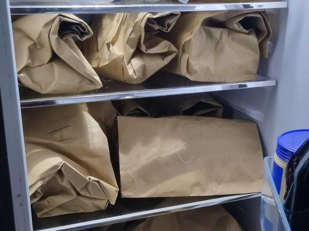 Lotus drying met papieren zakken