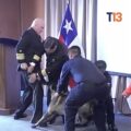 Kijk, snuffelhond grijpt vice-admiraal in Chili bij de ⚽️⚽️