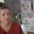 Kunstenares Renée weet wél raad met weggegooide joint-tubes